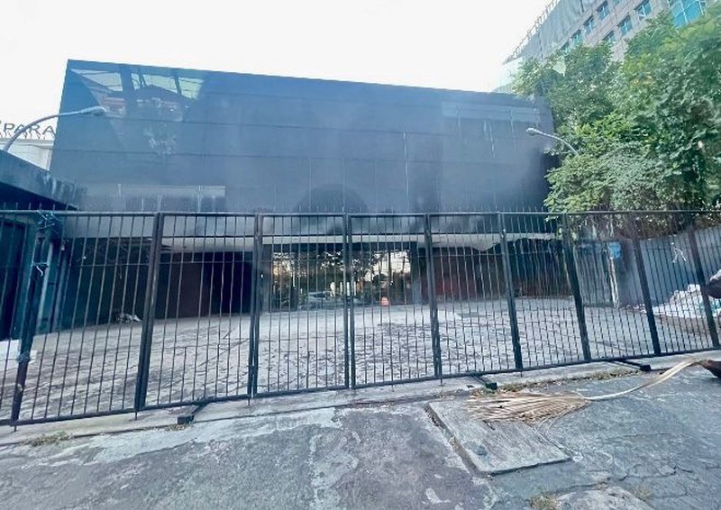 DIJUAL CEPAT Kantor Ex. Showroom Jl. Raya Diponegoro Surabaya Pusat