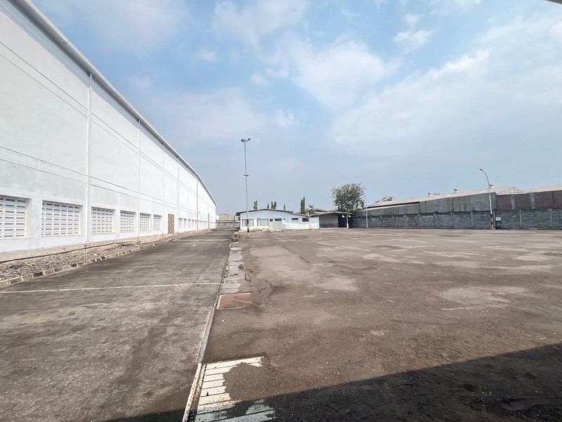 DISEWAKAN CEPAT Gudang Siap Pakai Fasilitas Loading Dock di Margomulyo Surabaya