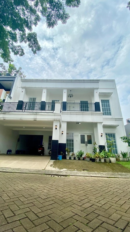 Hunian elegan bergaya modern klasik dengan bangunan di kawasan eksklusif Kebayoran Bintaro Jaya.