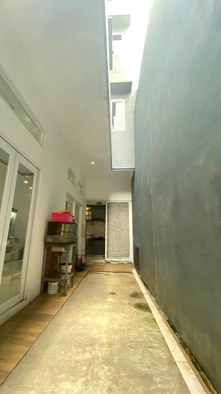 Hunian elegan bergaya modern klasik dengan bangunan di kawasan eksklusif Kebayoran Bintaro Jaya.