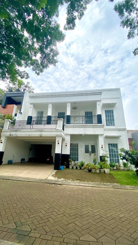 Hunian elegan bergaya modern klasik dengan bangunan di kawasan eksklusif Kebayoran Bintaro Jaya.