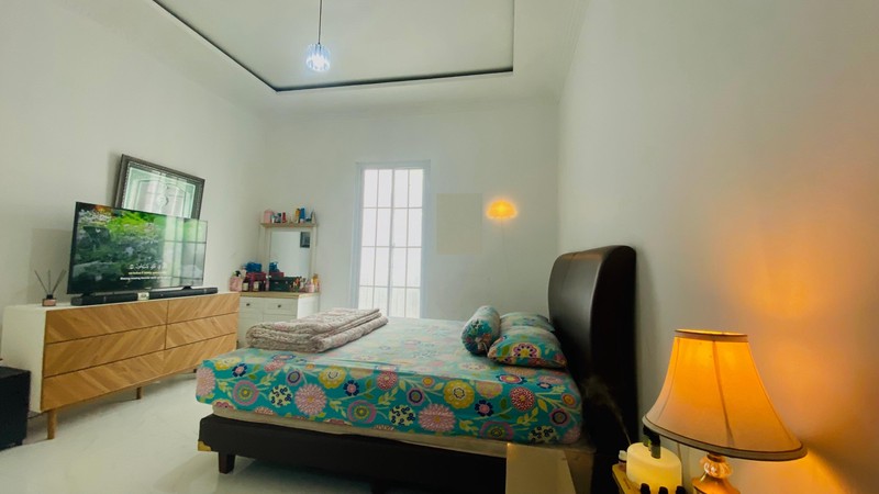 Hunian elegan bergaya modern klasik dengan bangunan di kawasan eksklusif Kebayoran Bintaro Jaya.