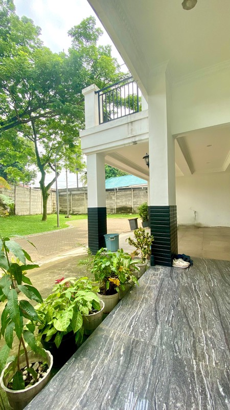 Hunian elegan bergaya modern klasik dengan bangunan di kawasan eksklusif Kebayoran Bintaro Jaya.