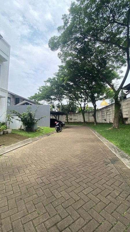 Hunian elegan bergaya modern klasik dengan bangunan di kawasan eksklusif Kebayoran Bintaro Jaya.