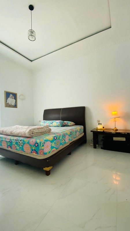 Hunian elegan bergaya modern klasik dengan bangunan di kawasan eksklusif Kebayoran Bintaro Jaya.