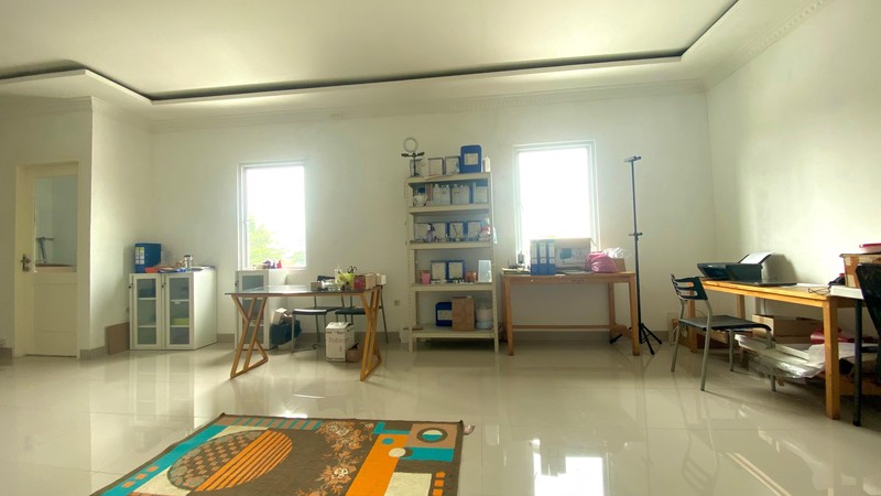 Hunian elegan bergaya modern klasik dengan bangunan di kawasan eksklusif Kebayoran Bintaro Jaya.