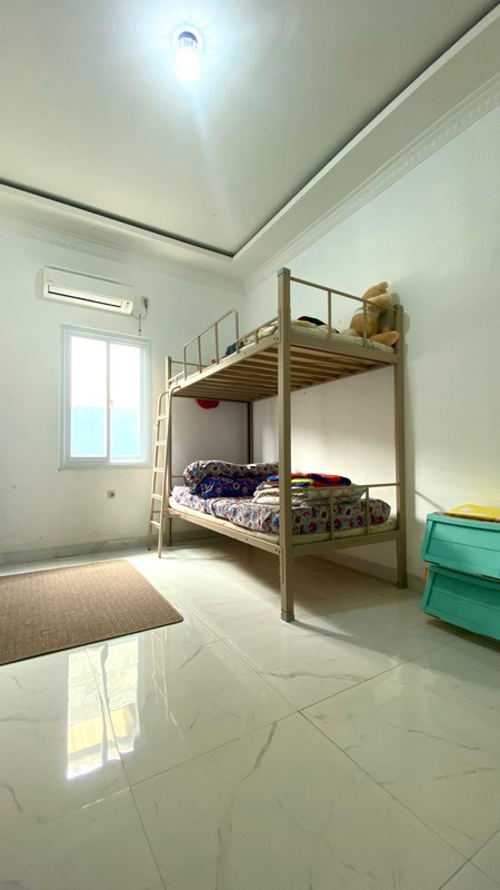 Hunian elegan bergaya modern klasik dengan bangunan di kawasan eksklusif Kebayoran Bintaro Jaya.