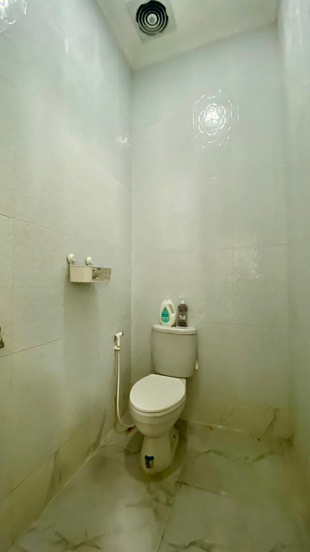 Hunian elegan bergaya modern klasik dengan bangunan di kawasan eksklusif Kebayoran Bintaro Jaya.