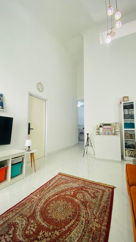 Hunian elegan bergaya modern klasik dengan bangunan di kawasan eksklusif Kebayoran Bintaro Jaya.