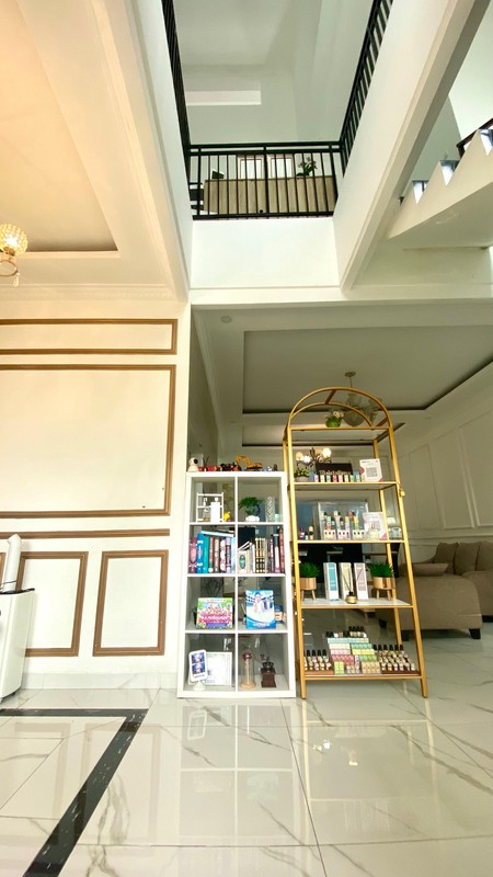 Hunian elegan bergaya modern klasik dengan bangunan di kawasan eksklusif Kebayoran Bintaro Jaya.