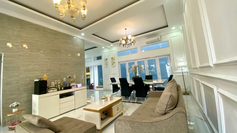 Hunian elegan bergaya modern klasik dengan bangunan di kawasan eksklusif Kebayoran Bintaro Jaya.
