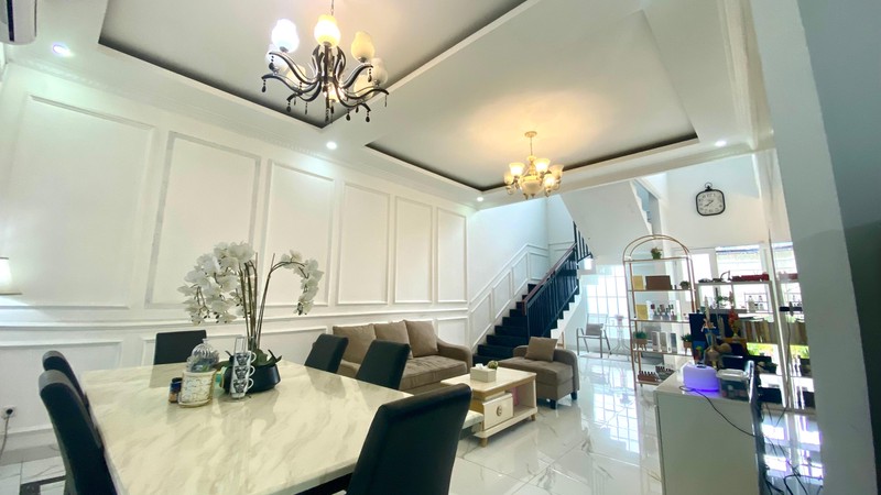 Hunian elegan bergaya modern klasik dengan bangunan di kawasan eksklusif Kebayoran Bintaro Jaya.