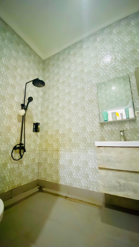 Hunian elegan bergaya modern klasik dengan bangunan di kawasan eksklusif Kebayoran Bintaro Jaya.