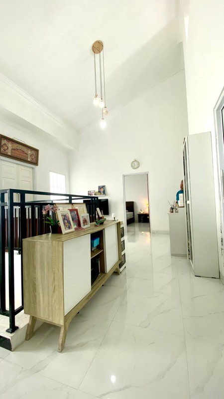 Hunian elegan bergaya modern klasik dengan bangunan di kawasan eksklusif Kebayoran Bintaro Jaya.