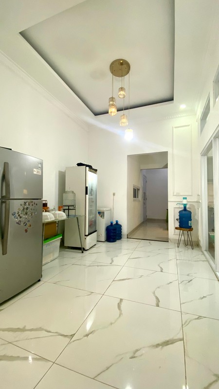 Hunian elegan bergaya modern klasik dengan bangunan di kawasan eksklusif Kebayoran Bintaro Jaya.