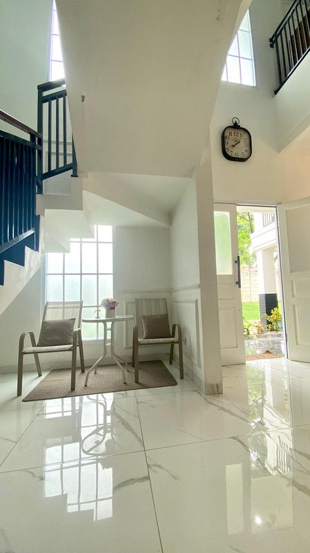 Hunian elegan bergaya modern klasik dengan bangunan di kawasan eksklusif Kebayoran Bintaro Jaya.