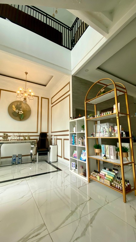 Hunian elegan bergaya modern klasik dengan bangunan di kawasan eksklusif Kebayoran Bintaro Jaya.