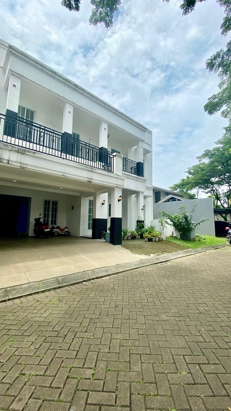 Hunian elegan bergaya modern klasik dengan bangunan di kawasan eksklusif Kebayoran Bintaro Jaya.