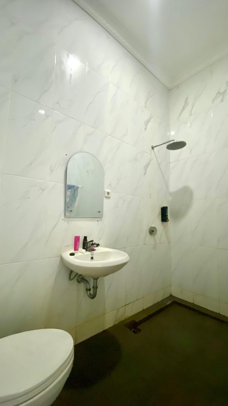 Hunian elegan bergaya modern klasik dengan bangunan di kawasan eksklusif Kebayoran Bintaro Jaya.