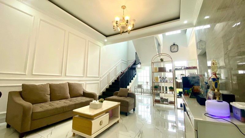 Hunian elegan bergaya modern klasik dengan bangunan di kawasan eksklusif Kebayoran Bintaro Jaya.