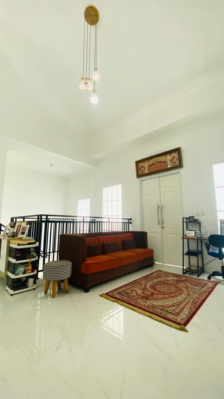 Hunian elegan bergaya modern klasik dengan bangunan di kawasan eksklusif Kebayoran Bintaro Jaya.