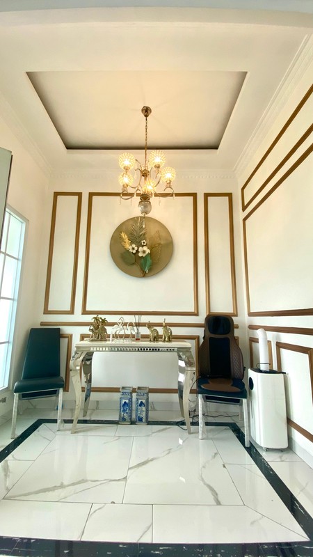 Hunian elegan bergaya modern klasik dengan bangunan di kawasan eksklusif Kebayoran Bintaro Jaya.