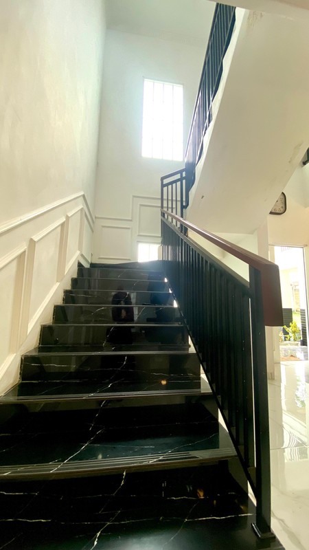 Hunian elegan bergaya modern klasik dengan bangunan di kawasan eksklusif Kebayoran Bintaro Jaya.