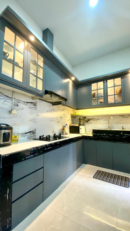 Hunian elegan bergaya modern klasik dengan bangunan di kawasan eksklusif Kebayoran Bintaro Jaya.