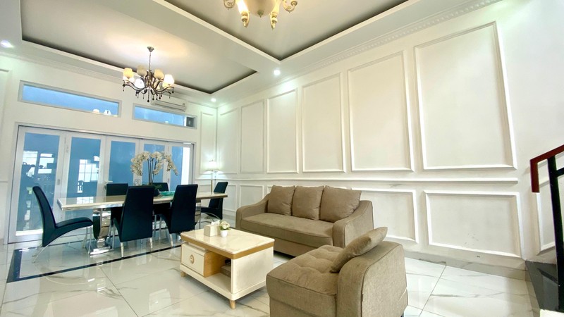 Hunian elegan bergaya modern klasik dengan bangunan di kawasan eksklusif Kebayoran Bintaro Jaya.