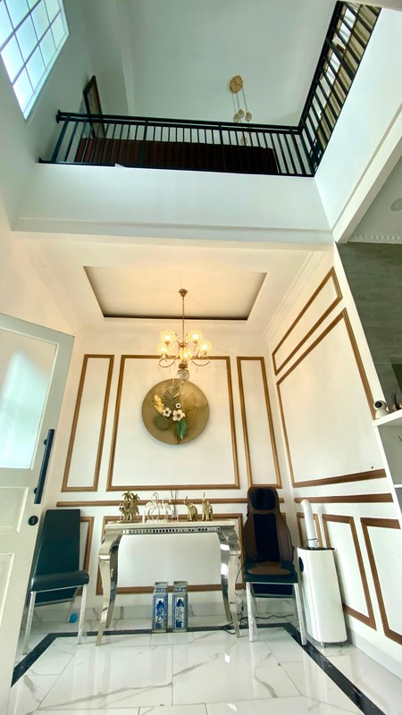 Hunian elegan bergaya modern klasik dengan bangunan di kawasan eksklusif Kebayoran Bintaro Jaya.