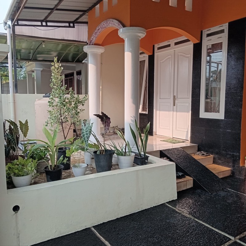 Dijual rumah dengan akses mudah ke berbagai fasilitas umum di Ki Town House Jalan haji Riman kecamatan limo Depok 