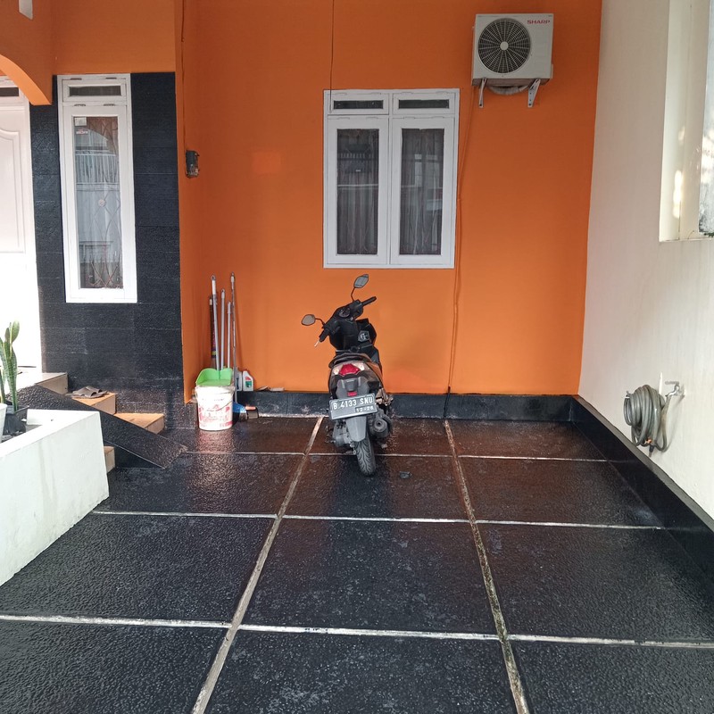 Dijual rumah dengan akses mudah ke berbagai fasilitas umum di Ki Town House Jalan haji Riman kecamatan limo Depok 