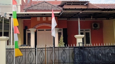 Dijual rumah dengan akses mudah ke berbagai fasilitas umum di Ki Town House Jalan haji Riman kecamatan limo Depok 