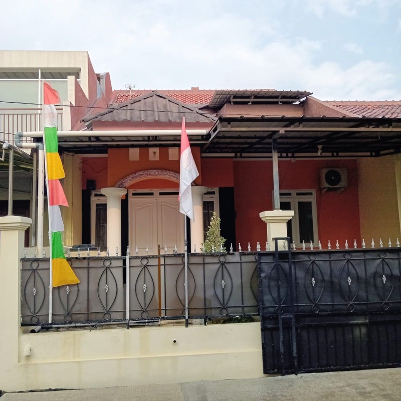 Dijual rumah dengan akses mudah ke berbagai fasilitas umum di Ki Town House Jalan haji Riman kecamatan limo Depok 