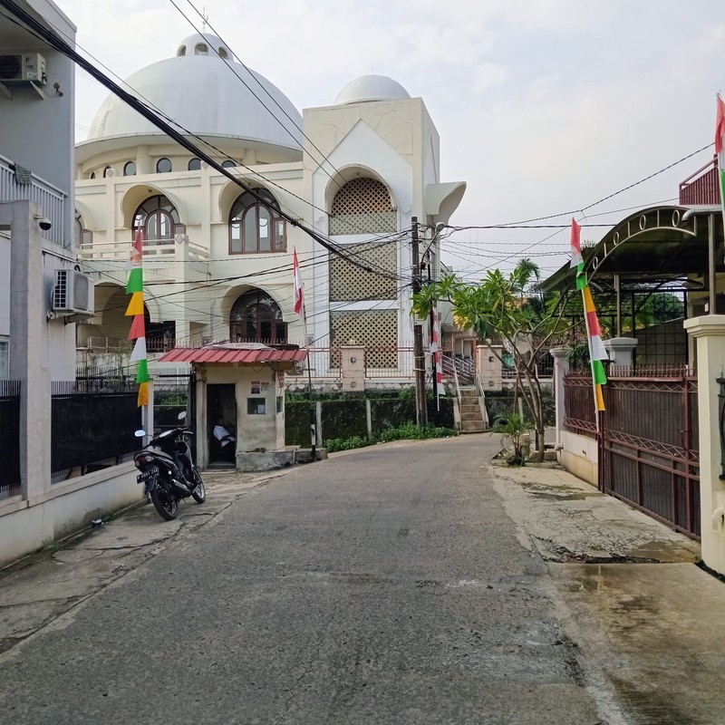 Dijual rumah dengan akses mudah ke berbagai fasilitas umum di Ki Town House Jalan haji Riman kecamatan limo Depok 