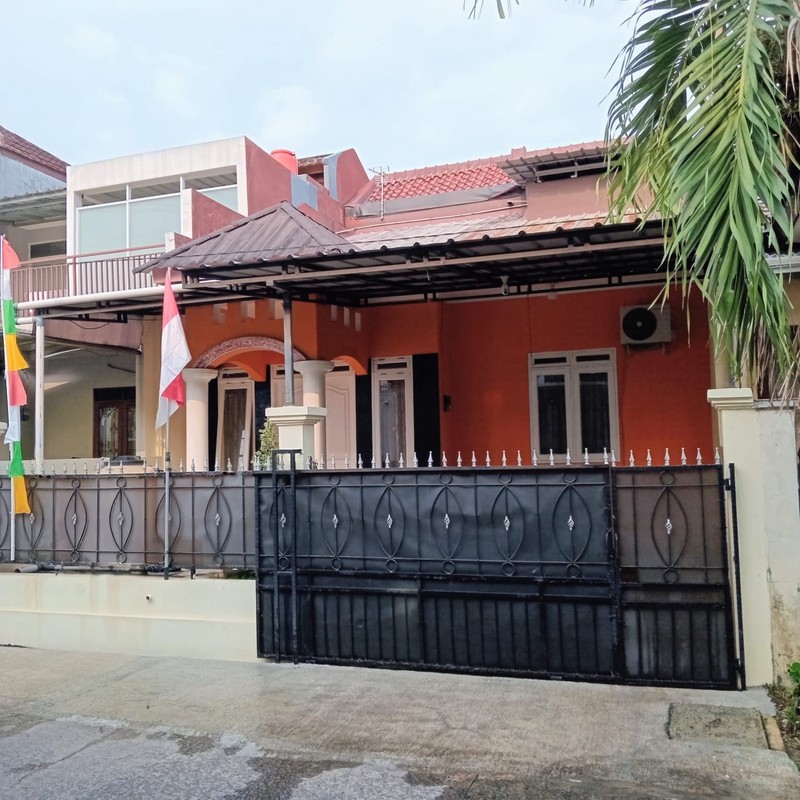 Dijual rumah dengan akses mudah ke berbagai fasilitas umum di Ki Town House Jalan haji Riman kecamatan limo Depok 
