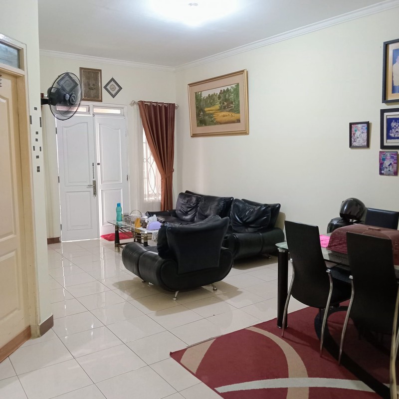 Dijual rumah dengan akses mudah ke berbagai fasilitas umum di Ki Town House Jalan haji Riman kecamatan limo Depok 