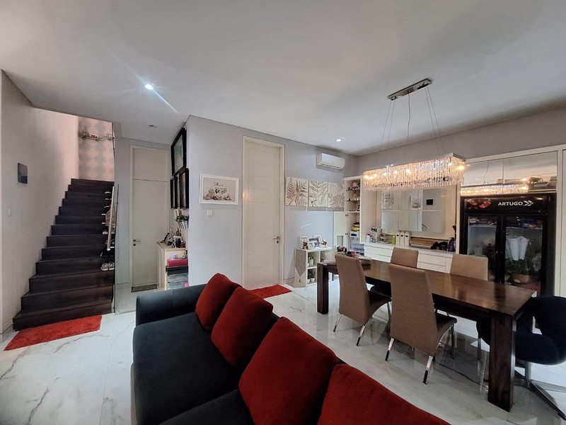 Jual Rumah Pakuwon City Malibu Beach Siap Huni