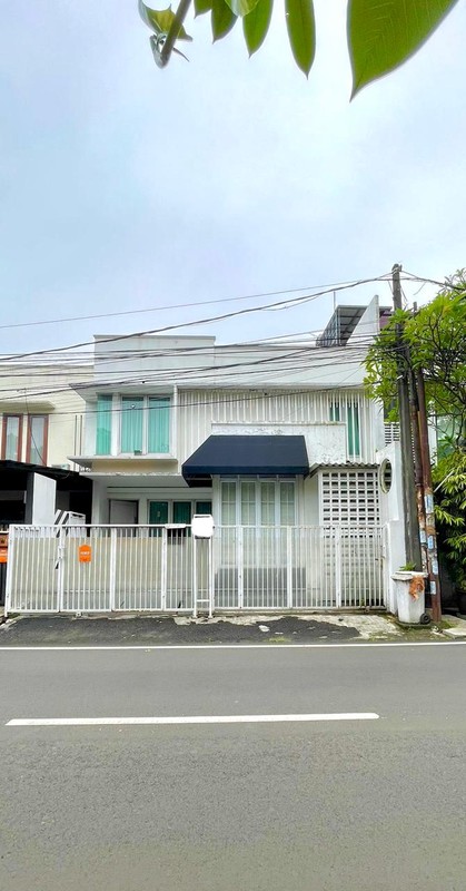 Rumah Cantik Di Bintaro Jaya dengan KT 3+1 KM 2+1 Siap Huni SHM