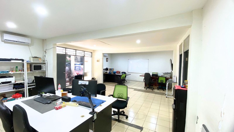 Rumah Hitung Tanah Lokasi Strategis Akses 2 Mobil di Tebet