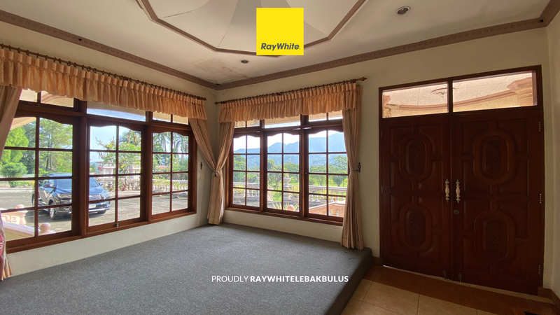 Dijual Cepat! Villa Mewah+Ruko di Jalan Raya Puncak, Jawa Barat