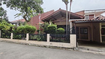 Rumah di pojok Luas tanah 270m2 area Cidodol Kebayoran lama,lokasi strategis dekat Permata Hijau,