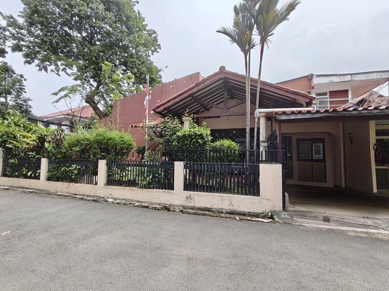 Rumah di pojok Luas tanah 270m2 area Cidodol Kebayoran lama,lokasi strategis dekat Permata Hijau,