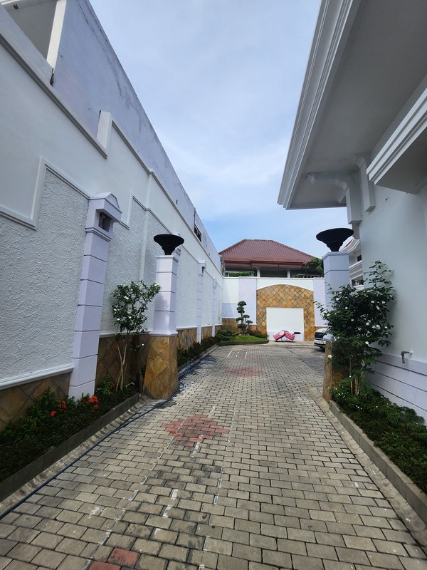 Dijual Rumah 863 m2 Rumah Raya Darmo - Tegalsari - Surabaya Pusat - Nol Jalan Raya - Parkiran Mobil Luas - Surat SHM - Cocok Buat Segala Usaha , Kantor, Bank, Resto, Cafe 