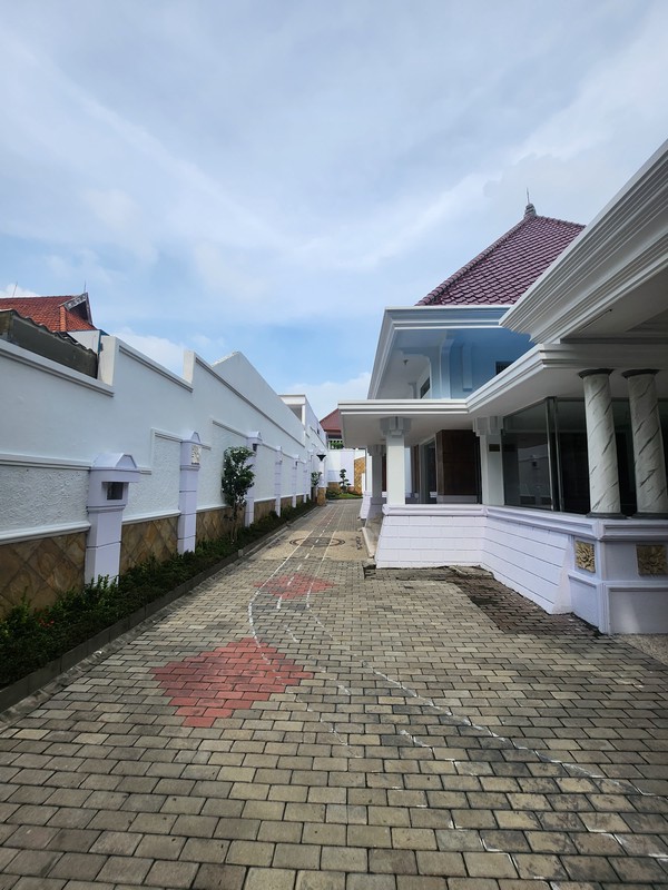 Dijual Rumah 863 m2 Rumah Raya Darmo - Tegalsari - Surabaya Pusat - Nol Jalan Raya - Parkiran Mobil Luas - Surat SHM - Cocok Buat Segala Usaha , Kantor, Bank, Resto, Cafe 