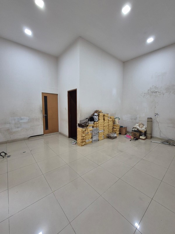 Disewakan rumah dengan lahan luas cocok untuk office atau usaha di jl Tebet Barat