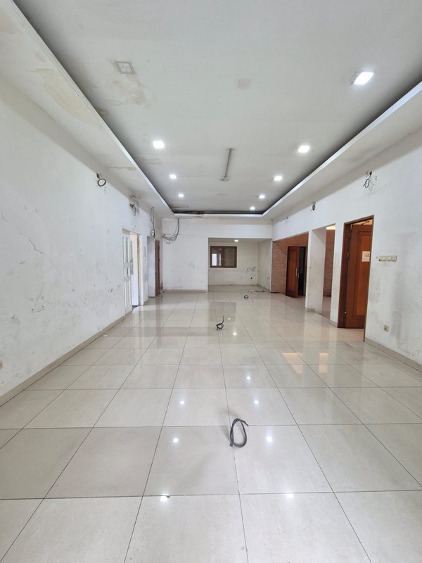 Disewakan rumah dengan lahan luas cocok untuk office atau usaha di jl Tebet Barat