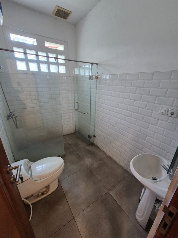 Disewakan rumah dengan lahan luas cocok untuk office atau usaha di jl Tebet Barat