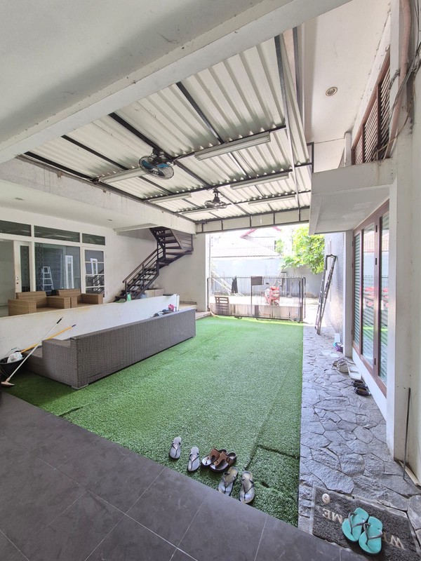 Disewakan rumah dengan lahan luas cocok untuk office atau usaha di jl Tebet Barat