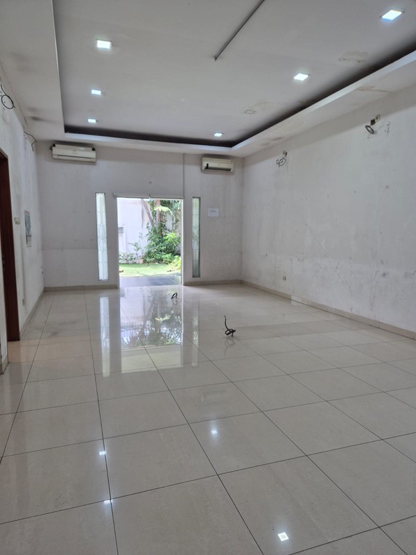 Disewakan rumah dengan lahan luas cocok untuk office atau usaha di jl Tebet Barat